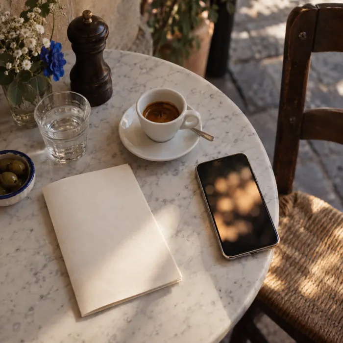 Tavolino con caffè e menu